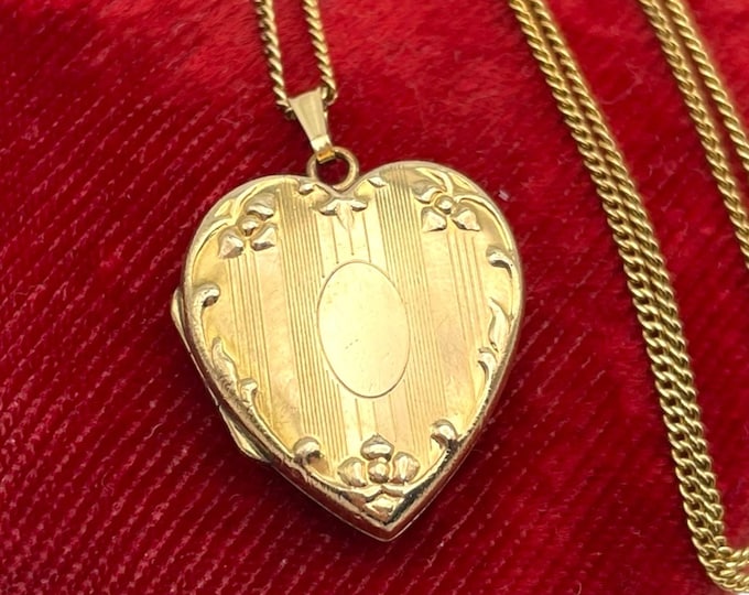 Vintage 12K Gold Filled HAYWARD Heart Locket Necklace - Etched Pinstripes Sweetheart Retro Era WEH Photo Pendant on 12K GF Speidel Chain
