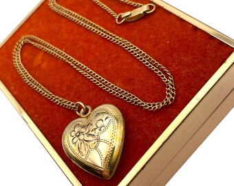 Collar de medallón de corazón grabado Vermeil vintage - Joyería de novia 10K oro relleno en cadena de tono dorado - Regalo colgante de foto de la era retro para ella