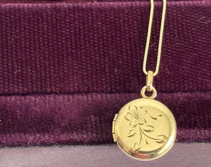 Vintage Small 10K Gold Locket w/ Etched Floral - Engraved “Donna” - Tiny Round Pendant Fine 10K Chain 2 Photo Wells - Retro Estate Jewelry