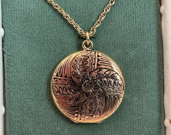 Vintage Floral Locket Necklace: 12K Gold Filled Photo Pendant, 1940s Sweetheart Jewelry