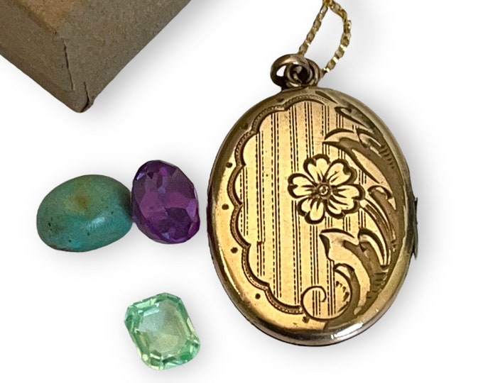 Vintage Etched Floral Locket: Gold Plated Photo Pendant Necklace