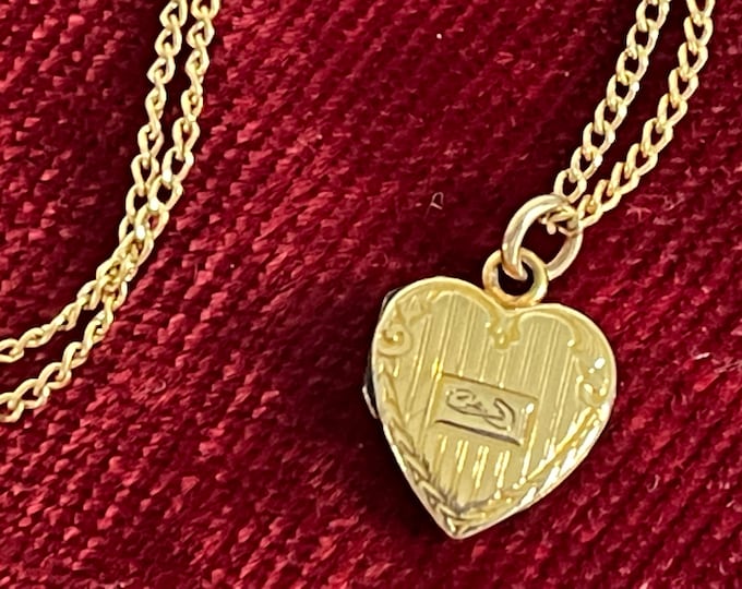 Vintage 10K Yellow Gold Petite Etched Heart Locket on 10K Gold Chain - Mini / Small / Tiny Retro Sweetheart 2 Photo Pendant Necklace