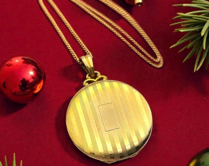Vintage 12K Gold Filled Locket Necklace: Hayward Etched Pinstripe Photo Pendant