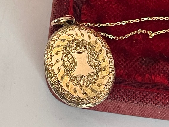 Antique Victorian Oval 9K Gold Locket w/ Chased D… - image 2