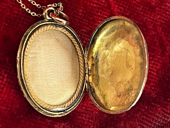 Antique Victorian Oval 9K Gold Locket w/ Chased D… - image 6