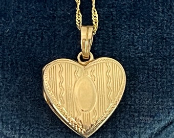 Vintage 10K Yellow Gold Petite Etched Heart Locket on 10K Gold Chain - Small  Retro Sweetheart 2 Photo Pendant Necklace PH Hallmark