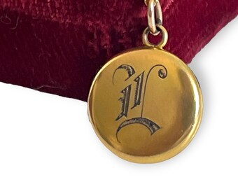 Petit médaillon rond rempli d'or antique avec monogramme daté de 1908 sur chaîne 14K GF - Collier pendentif édouardien très petit - Bijoux de domaine