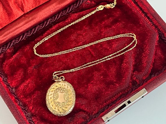 Antique Victorian Oval 9K Gold Locket w/ Chased D… - image 10