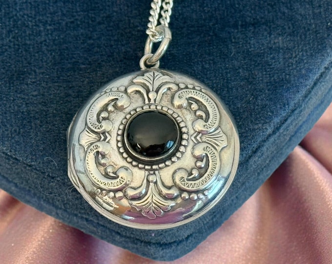 Vintage Sterling Silver Simulated Black Center Round Locket Pendant Necklace - 925 1960s Jewelry