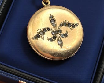 Medallón antiguo chapado en oro: Flor de lis con diamantes de imitación, monograma AB, joyería de la década de 1900