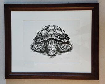 Impresión xilográfica enmarcada y enmarañada de Robert Viana de una tortuga marina dormida