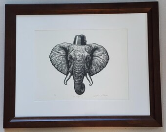 Impresión xilográfica enmarcada y enmarañada de Robert Viana de un elefante con un sombrero fez
