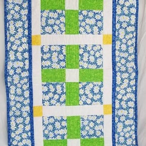 table runner, daisy table runner, floral table runner, summer table runner, summer home decor, quilted table runner, quilted table topper