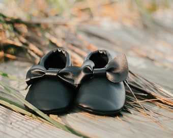 Black baby bow moccasins. Leather moccasins. Black baby moccasins. Boho baby. Leather baby shoes. Fringe moccasins.