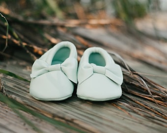 Mint baby bow moccasins. Leather moccasins. Green baby moccasins. Boho baby.