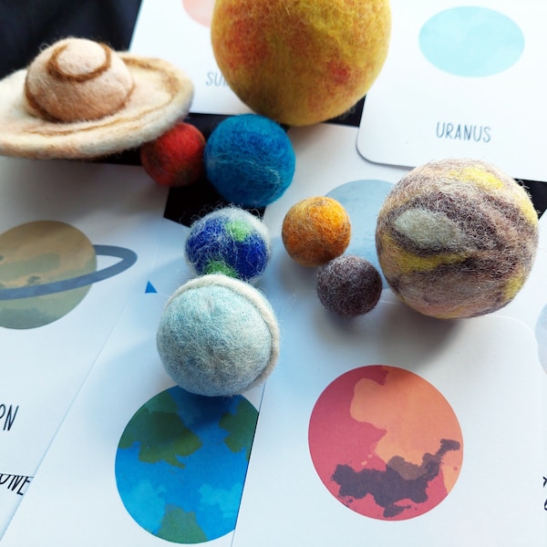 Set von Nadel gefilzte Planeten mit Karte, Wolle Sonne und Planeten, Space Montessori Material, Waldorf Lernspielzeug, Wooly Sonnensystem