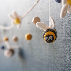 Fully 100% wool felt bee & daisy, honeycomb garland, Felt bumble bee, balls, Yellow, Black, White nursery, Room decoration, Hanging decor image 4