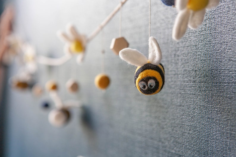 Fully 100% wool felt bee & daisy, honeycomb garland, Felt bumble bee, balls, Yellow, Black, White nursery, Room decoration, Hanging decor image 4