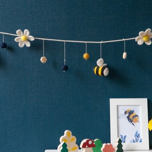 Fully 100% wool felt bee & daisy, honeycomb garland, Felt bumble bee, balls, Yellow, Black, White nursery, Room decoration, Hanging decor image 5
