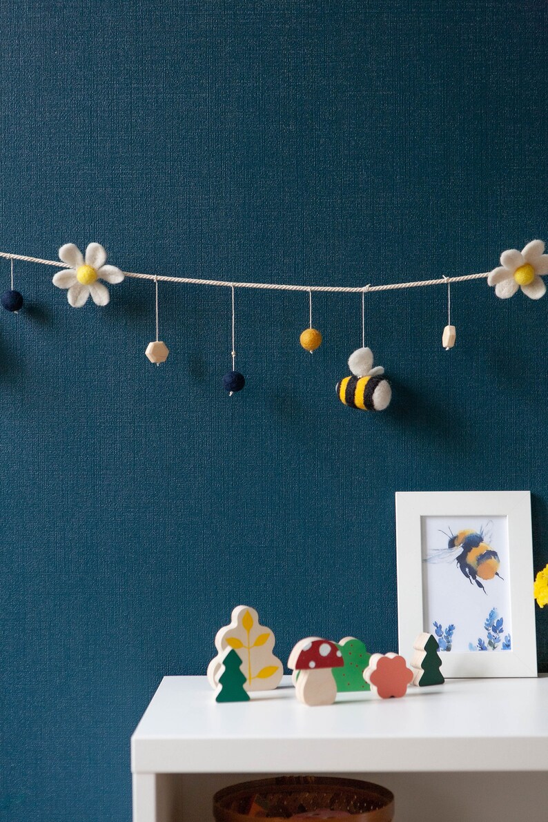 Fully 100% wool felt bee & daisy, honeycomb garland, Felt bumble bee, balls, Yellow, Black, White nursery, Room decoration, Hanging decor image 5