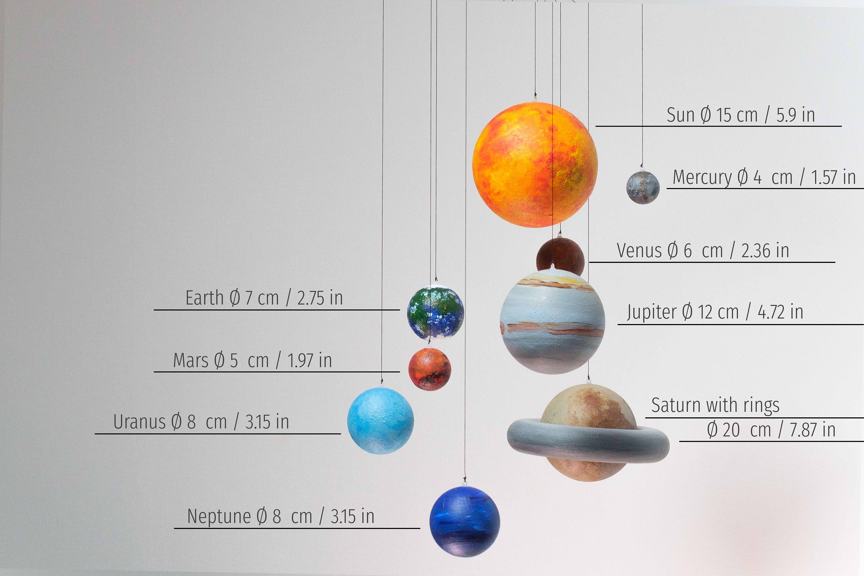 手描きの太陽系モデル吊り下げ、太陽モビール、太陽と惑星の 手描きの太陽系モデル吊り下げ、太陽モビール、太陽と惑星の
