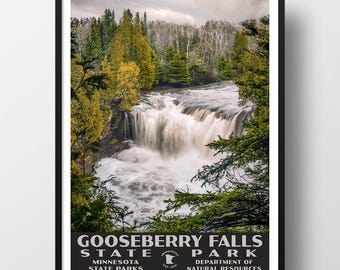 Op de afbeelding: Een ingelijste poster met een waterval in Gooseberry Falls State Park in Minnesota. De afbeelding toont kletterend water omringd door groene en gele bomen onder een bewolkte lucht. De tekst onderaan luidt Gooseberry Falls State Park.