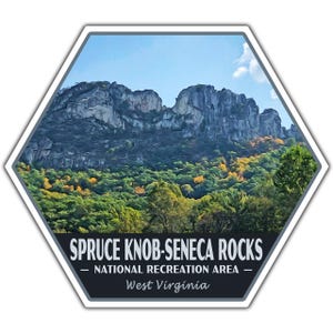 Peut inclure: Un autocollant avec une vue panoramique de Spruce Knob-Seneca Rocks en Virginie-Occidentale. L'image présente une chaîne de montagnes avec un ciel bleu en arrière-plan. L'autocollant est en forme hexagonale avec le texte "Spruce Knob-Seneca Rocks - National Recreation Area - West Virginia".