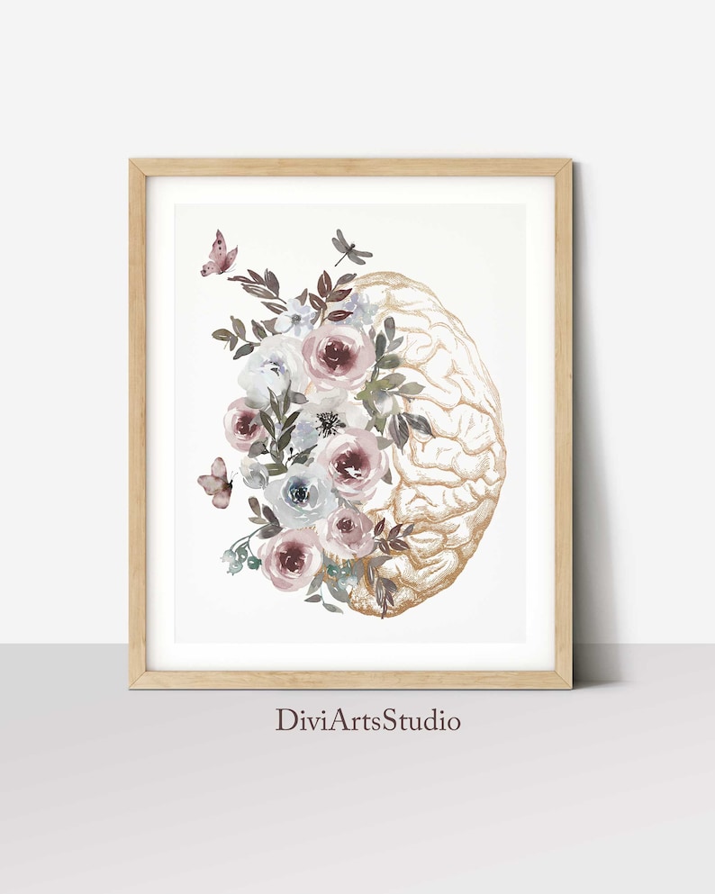 K&ouml;nnte beinhalten: Ein Aquarellbild eines menschlichen Gehirns mit einem Blumenarrangement aus rosa, wei&szlig;en und blauen Blumen. Das Gehirn ist in Gold umrandet und die Blumen sind um das Gehirn herum angeordnet. Das Bild ist in einem hellen Holzrahmen gerahmt. Der Text "DiviArtsStudio" befindet sich am unteren Rand des Bildes.