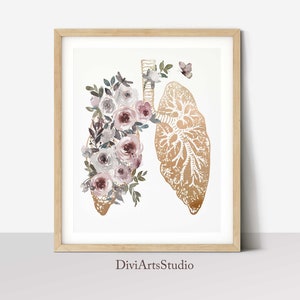 K&ouml;nnte beinhalten: Eine goldene anatomische Illustration von menschlichen Lungen mit einem Aquarell-Blumenarrangement aus rosa und wei&szlig;en Rosen, Bl&auml;ttern und einem Schmetterling.