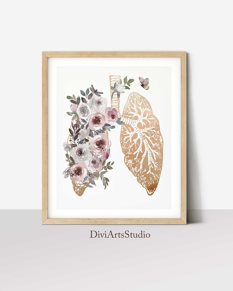 K&ouml;nnte beinhalten: Eine goldene anatomische Illustration von menschlichen Lungen mit einem Aquarell-Blumenarrangement aus rosa und wei&szlig;en Rosen, Bl&auml;ttern und einem Schmetterling.