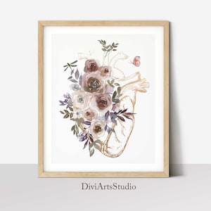 K&ouml;nnte beinhalten: Ein Aquarellbild eines menschlichen Herzens mit einem Blumenarrangement aus Rosen, Bl&auml;ttern und einem Schmetterling. Das Herz ist in Gold umrandet und die Blumen sind in Rosa-, Lila- und Wei&szlig;t&ouml;nen gehalten. Der Text "DiviArtsStudio" befindet sich am unteren Rand des Bildes.