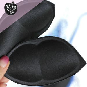 Puede incluir: Un par de insertos de sujetador negros, hechos de material suave y acolchado. Los insertos est&aacute;n dise&ntilde;ados para agregar volumen y forma al busto.
