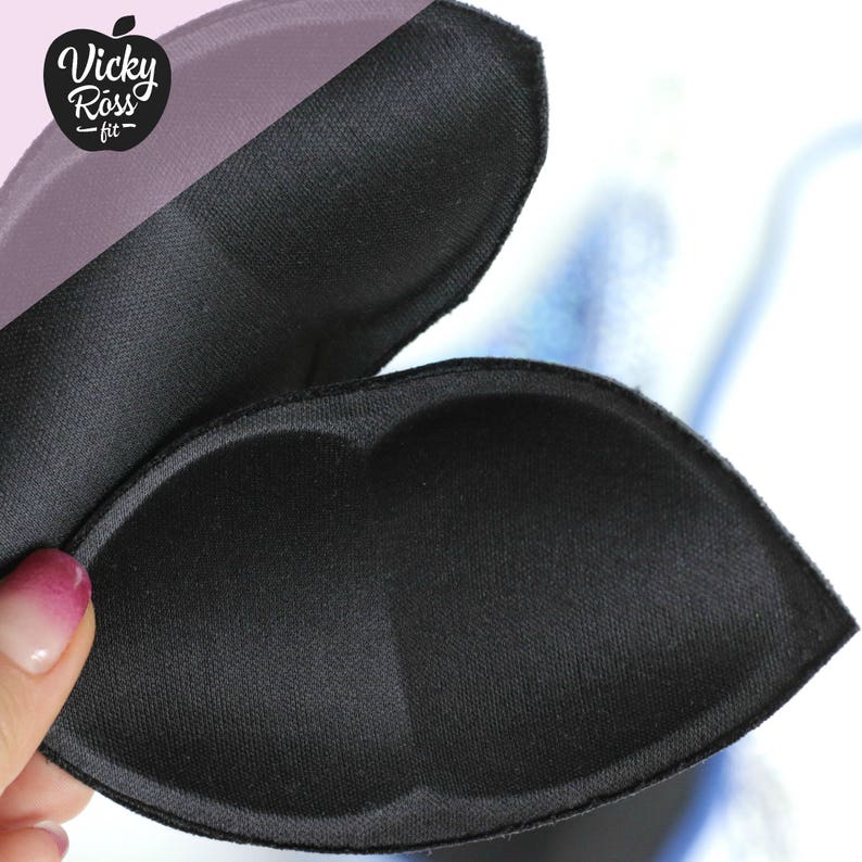 Puede incluir: Un par de insertos de sujetador negros, hechos de material suave y acolchado. Los insertos est&aacute;n dise&ntilde;ados para agregar volumen y forma al busto.