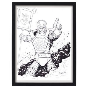 Puede incluir: Dibujo a tinta en blanco y negro de un personaje con armadura, enmarcado en un marco negro. El personaje señala con una mano y sostiene una pancarta con un emblema de búho. Un emblema de león está en el pecho.