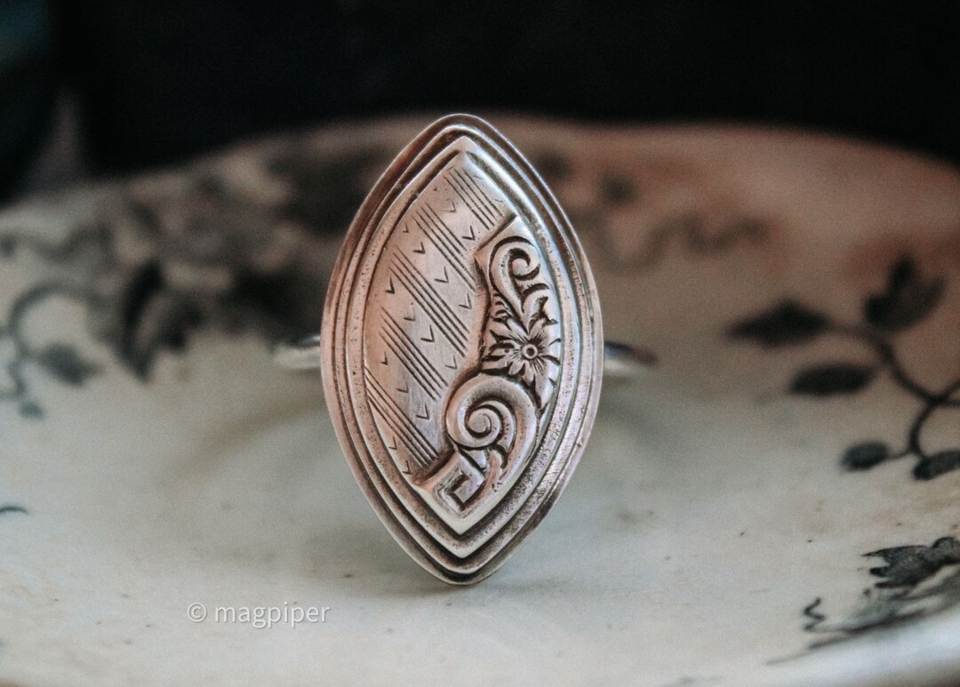 Bague En Argent Massif Taille 60 - Forme Marquise Avec Décor Floral Gravé - Occasion, Couleur Argenté