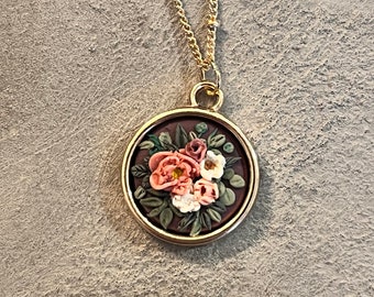 Collier floral en argile