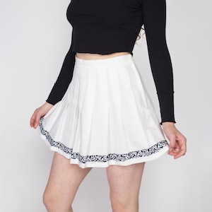 Small 90s White Floral Trim Mini Tennis Skirt 27" | Vintage Tail Brand Pleated High Waisted Preppy Miniskirt