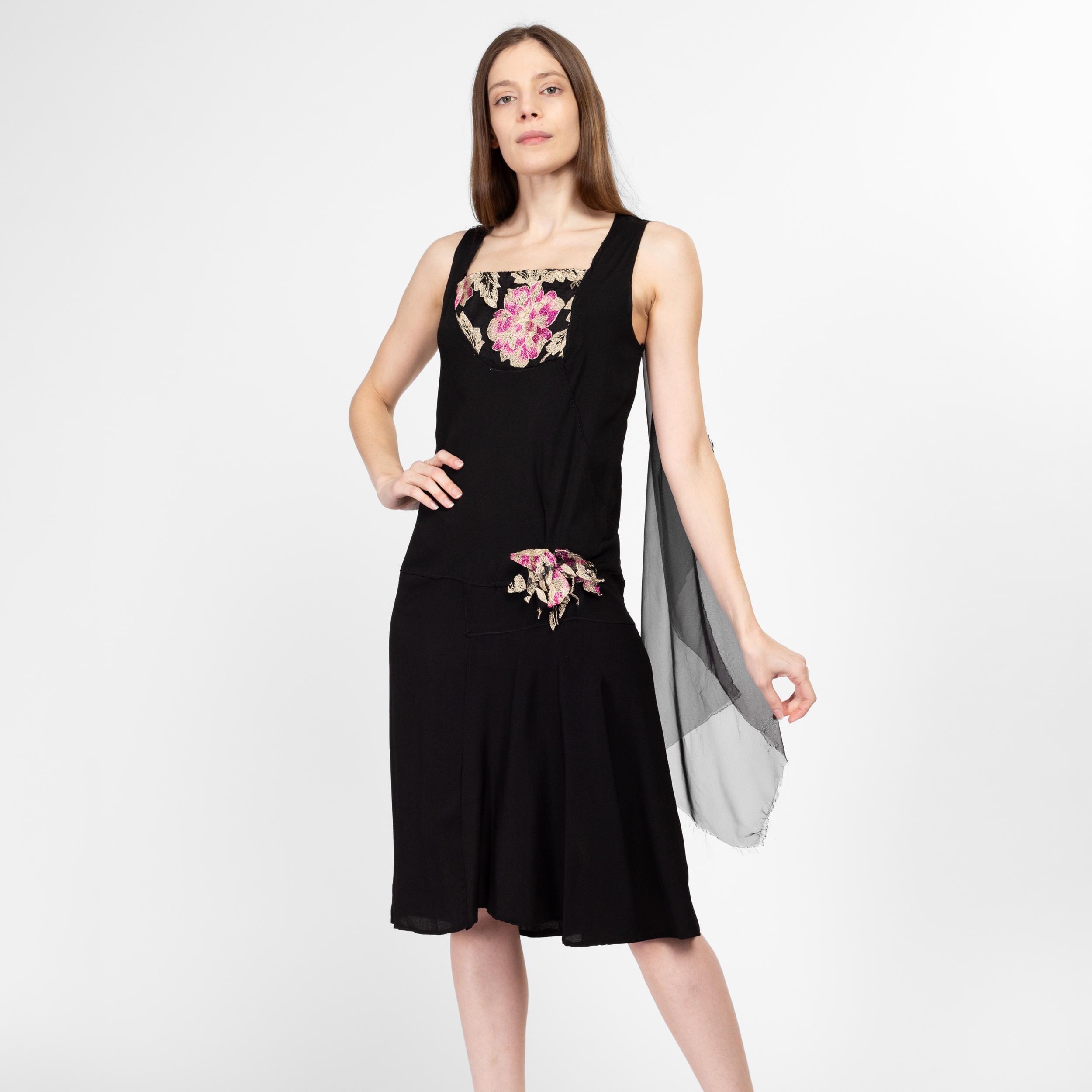 dropped waist dress 1920s uk Vintage Plunge Neckline Drop-Waist Pleated Navy Blue Floral Flapper Dr main image 0