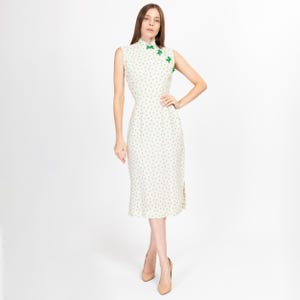 Small 60s White & Green Spiral Print Cheongsam Dress | Vintage Chinese Qipao Sleeveless Midi Wiggle Dress