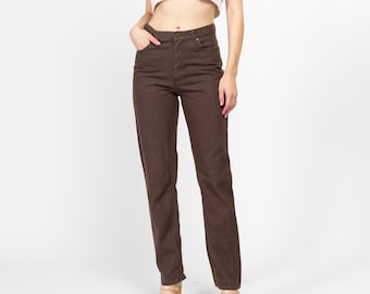 Puede incluir: Un par de pantalones vaqueros rectos de cintura alta de color marrón. Los vaqueros tienen un corte clásico y están hechos de una tela suave y cómoda.
