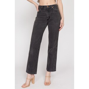 K&ouml;nnte beinhalten: Eine dunkelgraue Jeans mit geradem Bein, hoher Taille und klassischem F&uuml;nf-Taschen-Design.