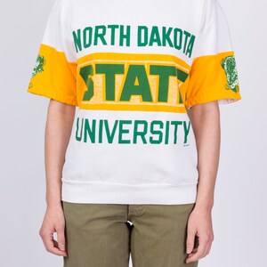 Chemise universitaire moyenne des années 80 du Dakota du Nord Homme Sweat-shirt vintage blanc jaune vert à manches courtes image 2