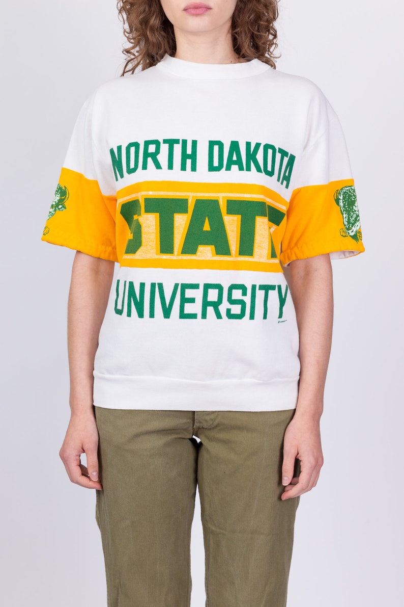 Chemise universitaire moyenne des années 80 du Dakota du Nord Homme Sweat-shirt vintage blanc jaune vert à manches courtes image 2