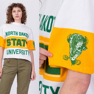 Chemise universitaire moyenne des années 80 du Dakota du Nord Homme Sweat-shirt vintage blanc jaune vert à manches courtes image 1