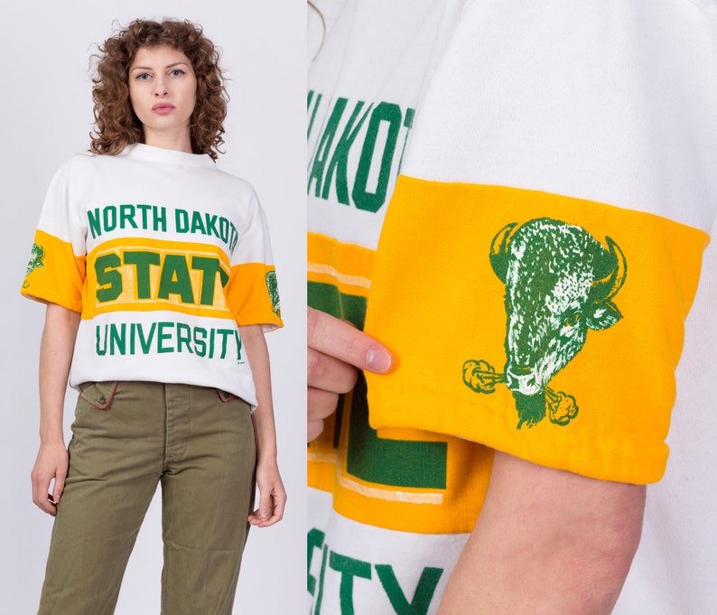Chemise universitaire moyenne des années 80 du Dakota du Nord Homme Sweat-shirt vintage blanc jaune vert à manches courtes image 1