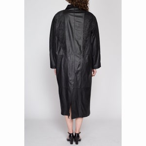 Petit trench oversize en cuir noir gaufré des années 80 vintage Maxi veste pare-poussière bordée de peau de serpent image 5