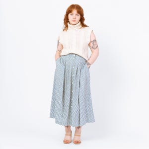Vintage 90s Blue Daisy Floral Print Maxi Skirt - Large, 31&quot;-32&quot; Waist | High Waisted Pleated Boho Long Pocket Skirt