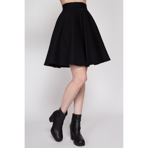 Mini-jupe circulaire en feutre noire des années 60 Minijupe gothique rétro taille haute vintage des années 1960 image 4