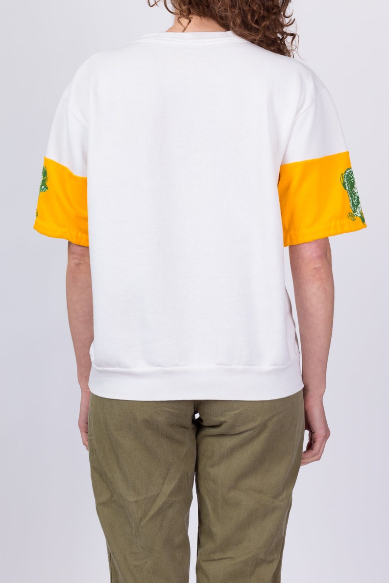 Chemise universitaire moyenne des années 80 du Dakota du Nord Homme Sweat-shirt vintage blanc jaune vert à manches courtes image 5