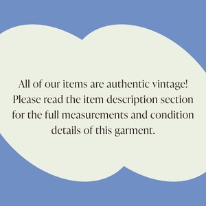 K&ouml;nnte beinhalten: Text auf einem hellcremefarbenen, wolkenf&ouml;rmigen Hintergrund vor einem blauen Hintergrund. Der Text lautet: "Alle unsere Artikel sind authentische Vintage-Artikel! Bitte lesen Sie den Abschnitt Artikelbeschreibung f&uuml;r die vollst&auml;ndigen Ma&szlig;e und Zustandsangaben dieses Kleidungsst&uuml;cks."
